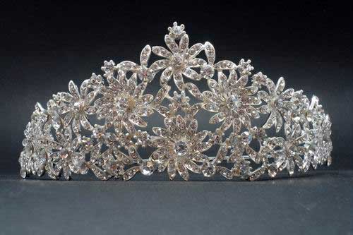 Triangular tiara with flowers and strass. Ref. 28301